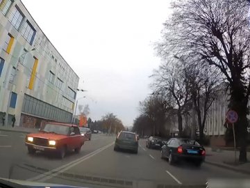 У Луцьку водій Ford здійснював небезпечні маневри під час дорожнього руху. ВІДЕО