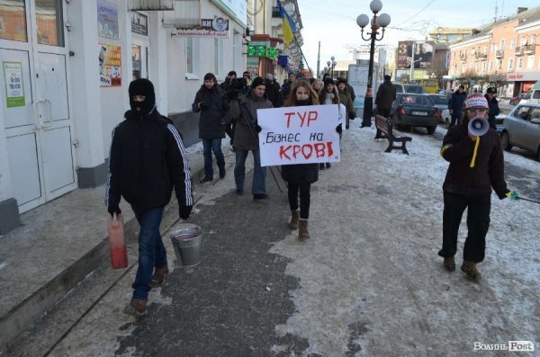 «Кров», міліція і сутичики: у Луцьку відвідали заклади регіоналів. ФОТО