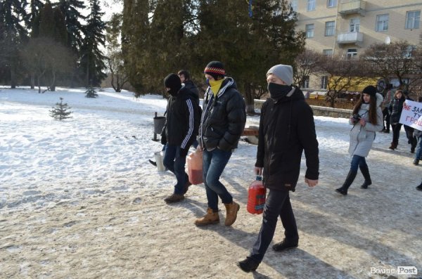 «Кров», міліція і сутичики: у Луцьку відвідали заклади регіоналів. ФОТО