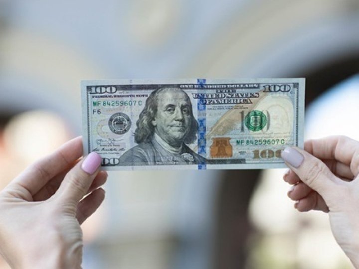 Українку не впустили до Польщі через «радіоактивні» долари