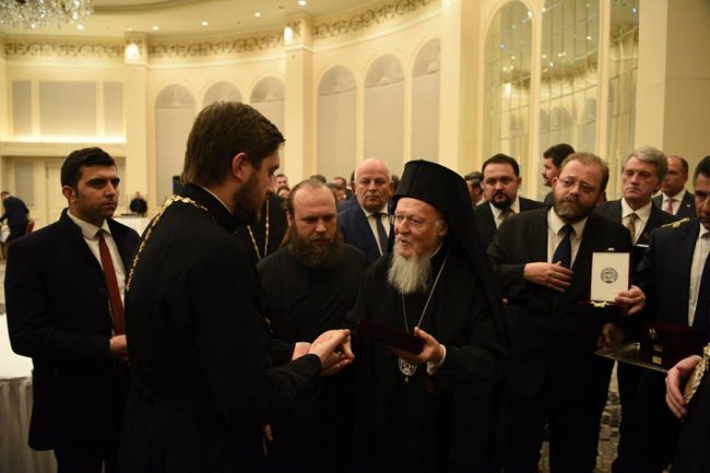 Священик з Волині отримав у подарунок від Вселенського Патріарха священичий хрест 