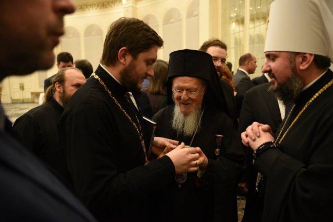 Священик з Волині отримав у подарунок від Вселенського Патріарха священичий хрест 