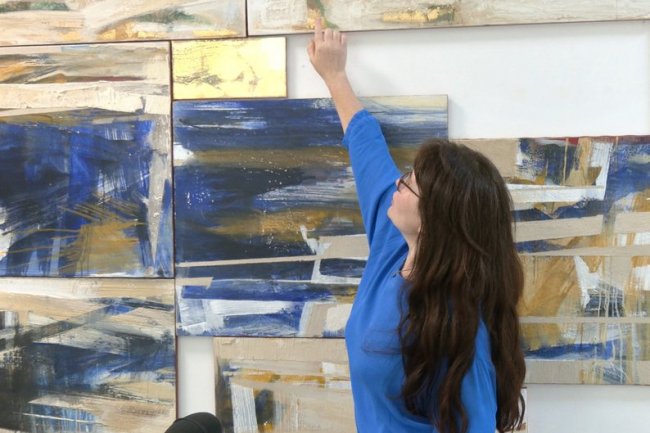 «Фрагменти вцілілого»: у Луцьку презентували виставку абстрактного живопису