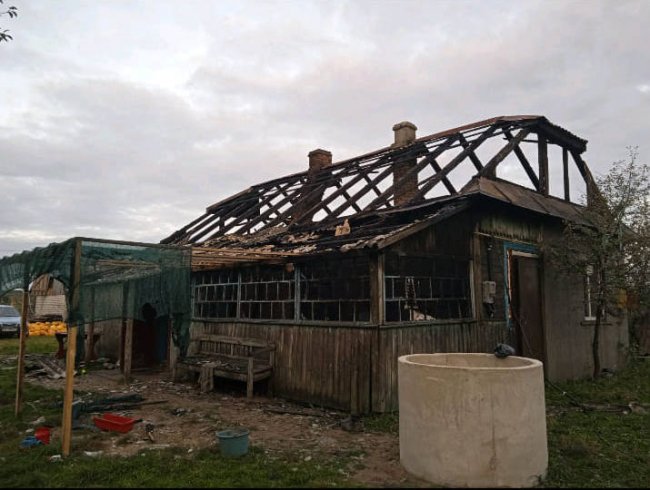 Багатодітна сім'я з Волині через пожежу залишилася без даху над головою. ФОТО