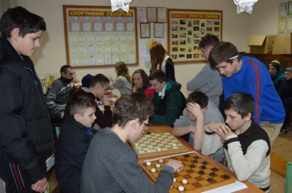 Гірки, ковзанки, шахи: «Спортивна зима» у Луцьку