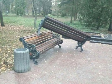 Вандали поперекидали лавки у центральному парку Луцька. ФОТО