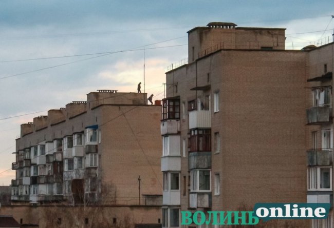 У Луцьку хлопці стрибали на даху багатоповерхівки. ФОТО