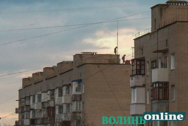 У Луцьку хлопці стрибали на даху багатоповерхівки. ФОТО