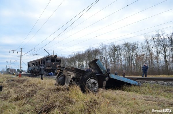 На Волині поїзд влетів у вантажівку і загорівся: подробиці аварії. ФОТО