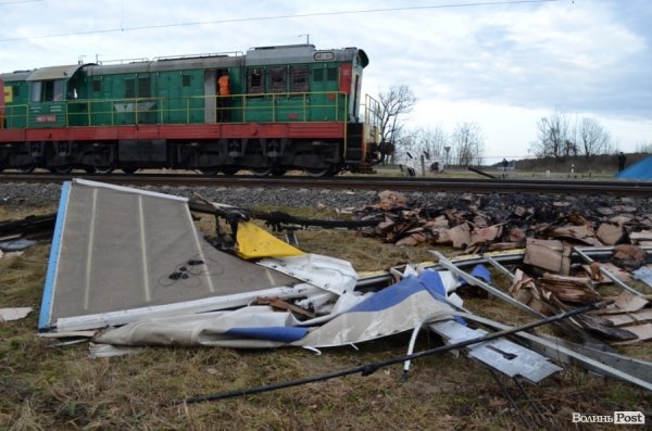 Уламки від вантажівки
