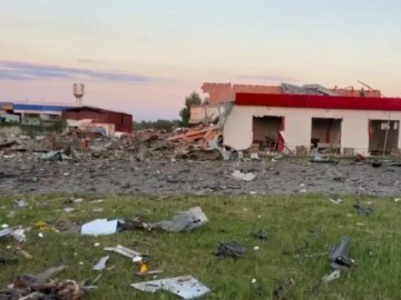 Показали наслідки авіаудару в Сарнах. ВІДЕО 