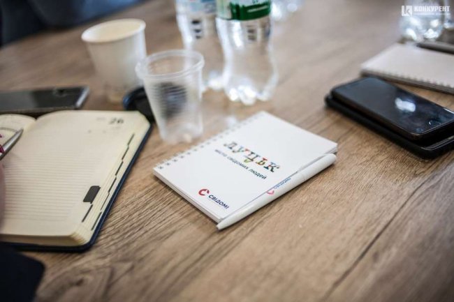 Готується до нового спалаху коронавірусу: Франція хоче, щоб волинські компанії пошили 100 мільйонів захисних костюмів