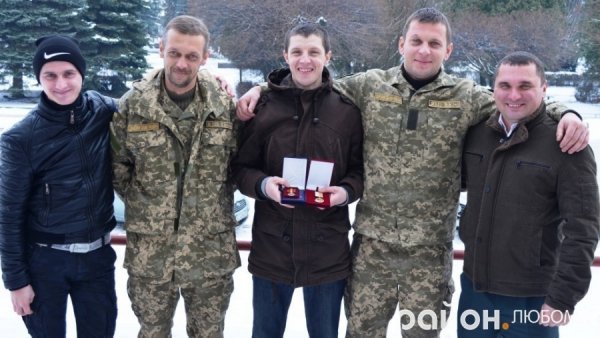 Волинського волонтера відзначили двома медалями