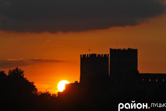 Красивий захід сонця на «Бандерштаті». ФОТО