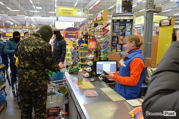 У Луцьку пікетували «Епіцентр». ФОТО
