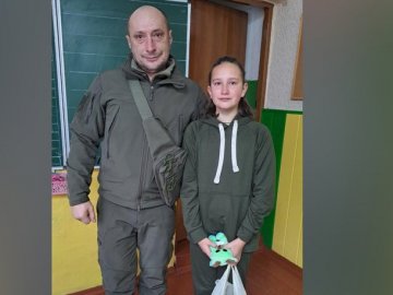 Воїн з Волині під час відпустки відшукав школярку, щоб віддячити їй за подарунок. ВІДЕО
