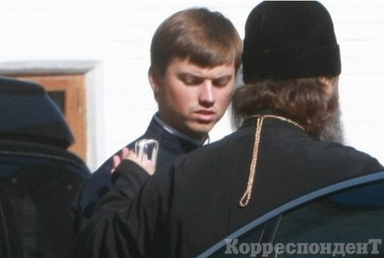 Московський священик у Києві силою відібрав мобільник у журналістки. ФОТО