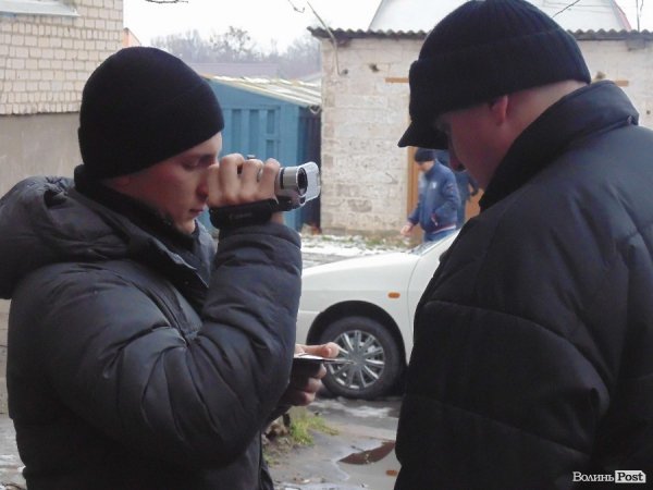 У Рожищі автомайданівці хотіли змусити міліціонера сховати відеокамеру. ФОТО. ВІДЕО