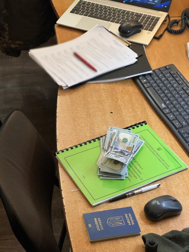   Дві тисячі доларів пропонував прикордоннику 24-річний волинянин, аби виїхати з України