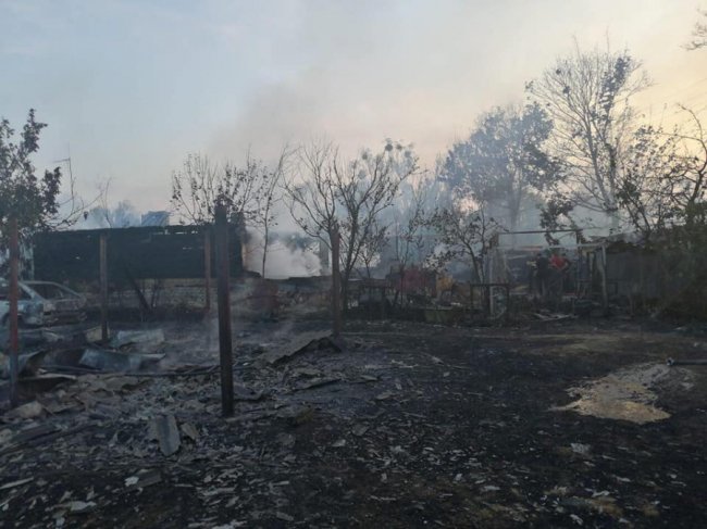 Палили суху траву: під Києвом згоріла частина села – будинки, сараї та автомобіль. ФОТО