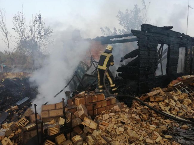 Палили суху траву: під Києвом згоріла частина села – будинки, сараї та автомобіль. ФОТО