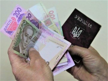 Українців змусять платити податок за другу пенсію