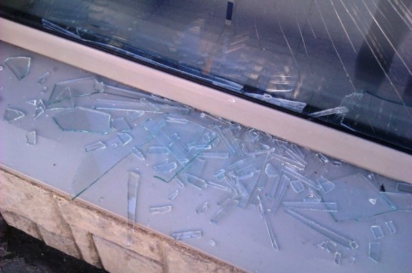 У центрі Луцька розбили вітрину банку. ФОТО