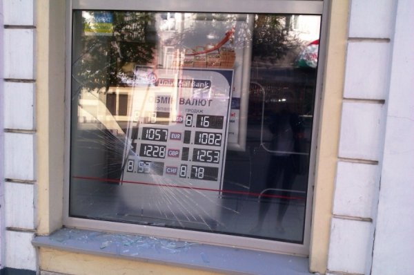 У центрі Луцька розбили вітрину банку. ФОТО