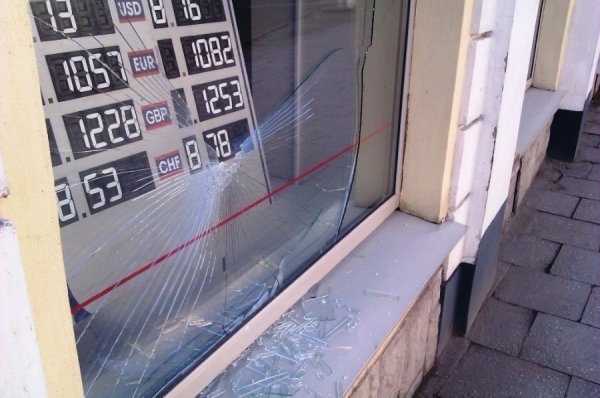 У центрі Луцька розбили вітрину банку. ФОТО