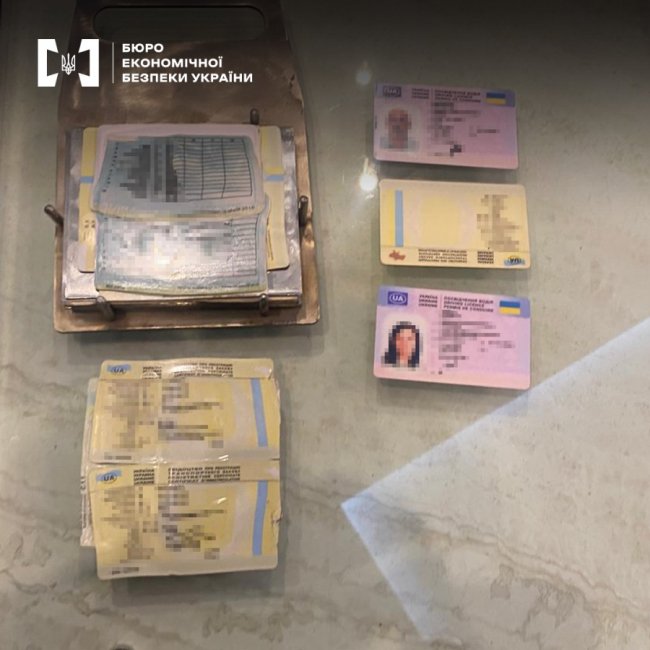 Підробляли посвідчення водіїв і техпаспорти: викрили волинян, які торгували фальшивими документами