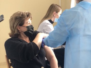 Вакцинувалися головна санітарна лікарка Волині та персонал лабораторного центру 