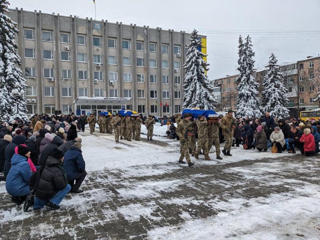«Ці чоловіки були саме такими – відважними, відданими країні»: у Ковелі попрощалися одразу з трьома Героями