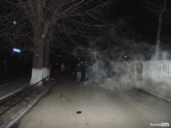 Бруківка, автомати та пробиті колеса: у Луцьку вночі пікетували міськвідділ міліції. ФОТО. ВІДЕО