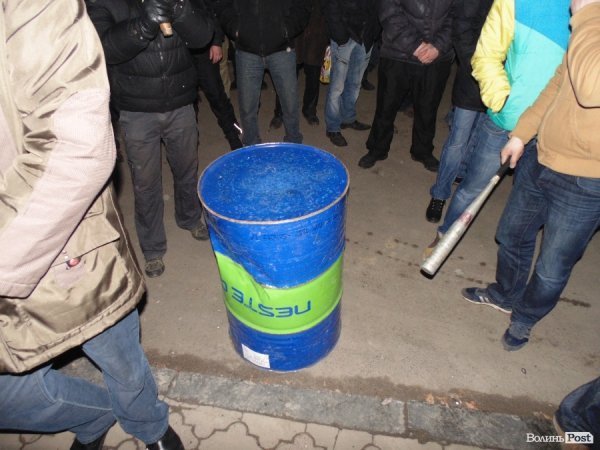 Бруківка, автомати та пробиті колеса: у Луцьку вночі пікетували міськвідділ міліції. ФОТО. ВІДЕО