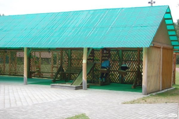 Дітлахи можуть на покататися на гойдалках