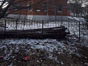 В місті на Волині люди викидають сміття просто під парканом церкви. ФОТО