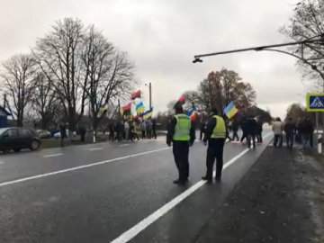На Волині фермери перекрили дорогу: протестують проти продажу землі іноземцям. ВІДЕО