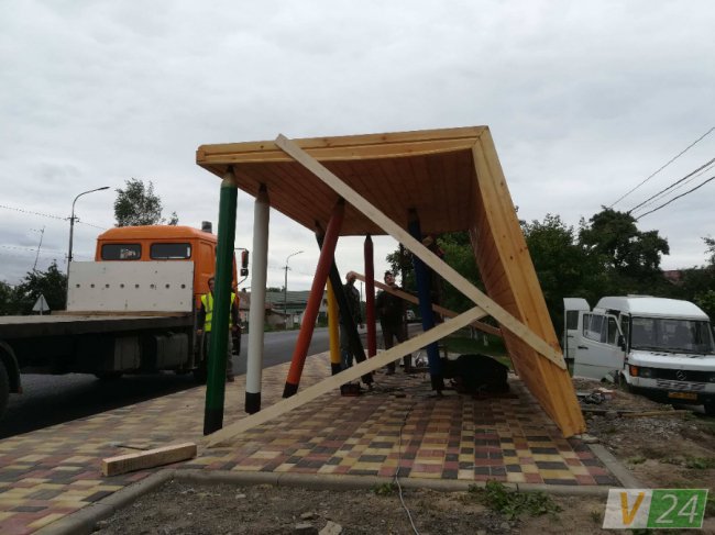 У Княгининку встановлюють оригінальну зупинку. ФОТО