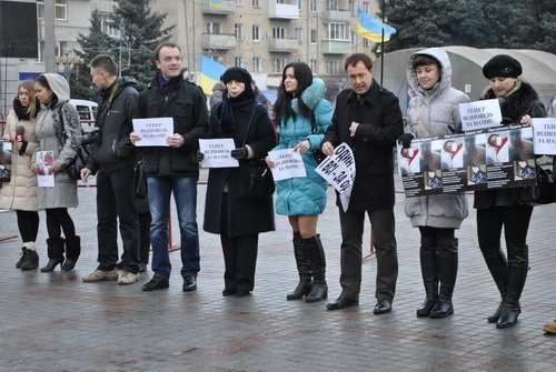 Акції на підтримку Чорновол в Рівному та Івано-Франківську. ФОТО
