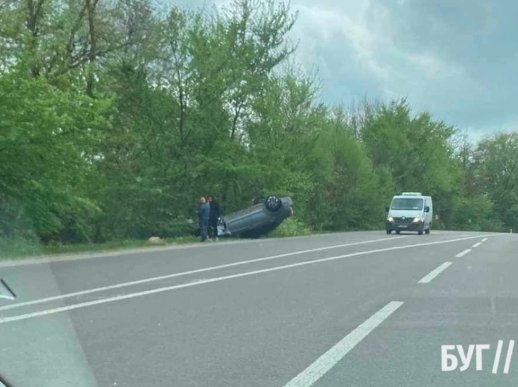 На Волині авто злетіло з траси і перевернулося