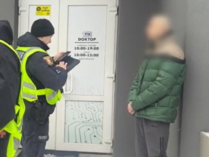 У Луцьку чоловік малював у тролейбусі свастику та погрожував пасажирам ножем. ВІДЕО