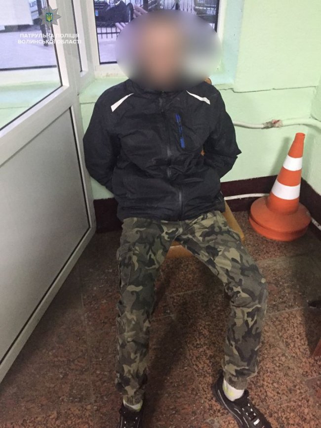 Потерпілого госпіталізували: у Луцьку п'яні підлітки побили та пограбували чоловіка. ФОТО