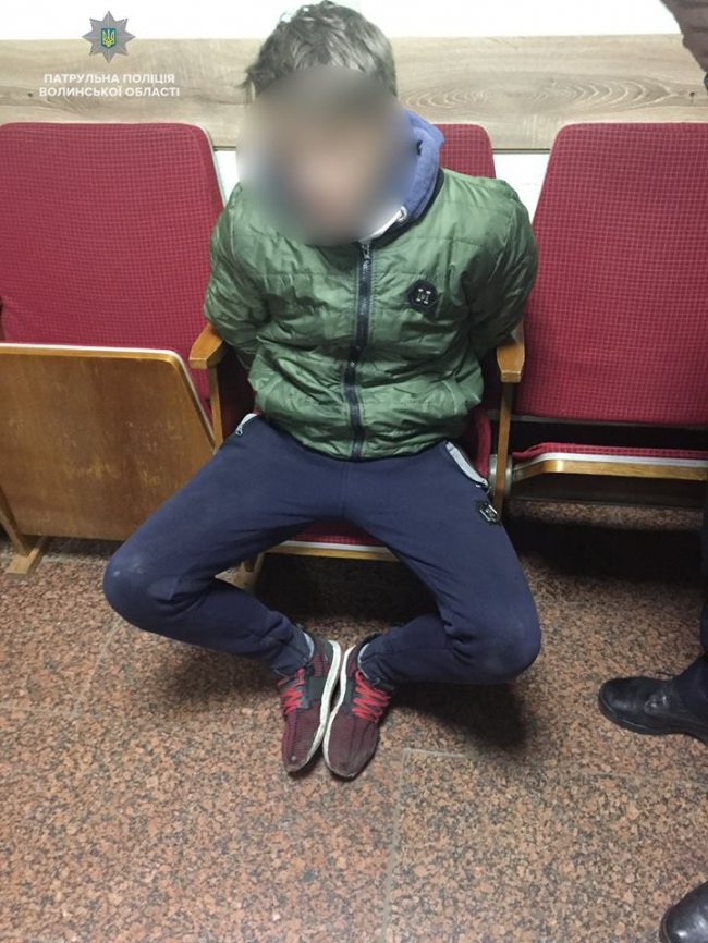 Потерпілого госпіталізували: у Луцьку п'яні підлітки побили та пограбували чоловіка. ФОТО