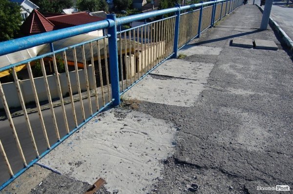 Луцькі «мости на мільйон» сипляться. ФОТО