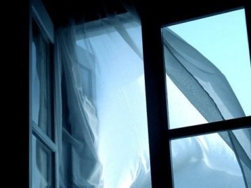 У Луцьку з вікна 6-го поверху випала людина