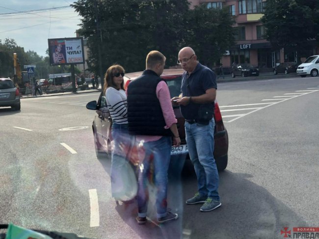 У Луцьку на кільці – аварія. ФОТО