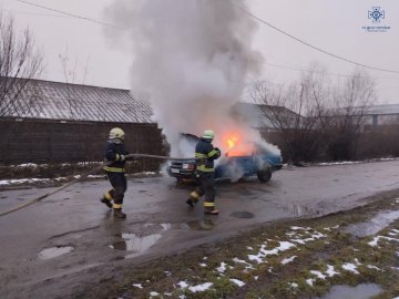 У місті на Волині горів автомобіль. ФОТО