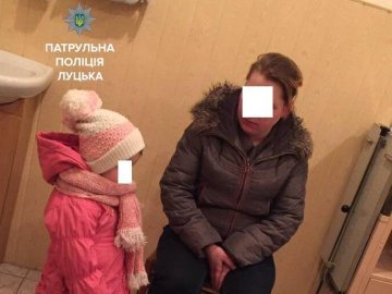 У Луцьку п'яну матір з дитиною не пускали в квартиру