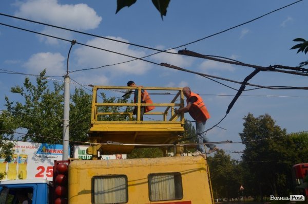 У Луцьку обірвалась тролейбусна контактна мережа. ФОТО