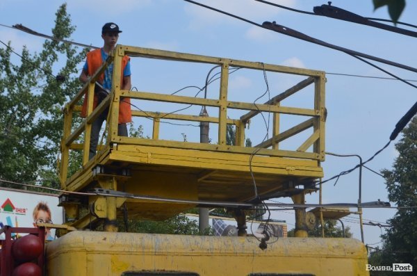 У Луцьку обірвалась тролейбусна контактна мережа. ФОТО